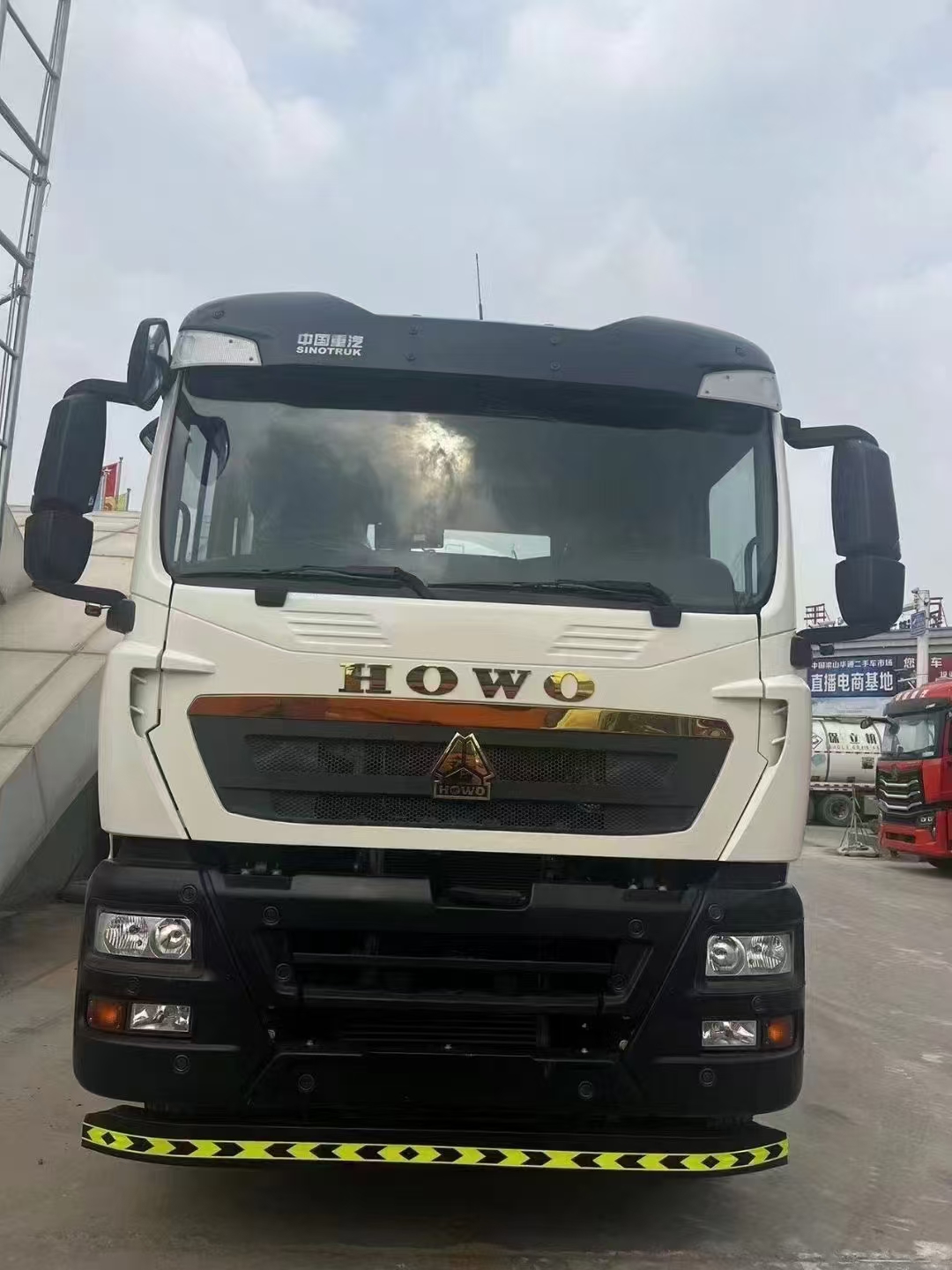 Howo TX; casis trak pengadun asas; Gandar depan ke gandar tengah 4.9m, bingkai 6.6m, gandar tengah ke gandar belakang 1.35m, gandar tengah ke belakang 2.7m